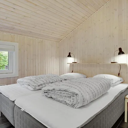 3 Bedroom Lovely In Feriehus Føllenslev